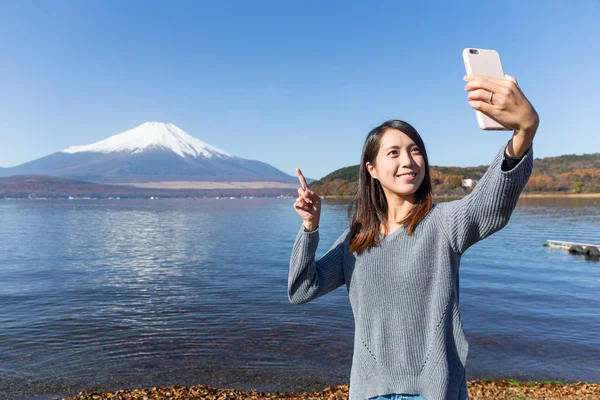 Pořizování selfie poblíž Fujisan žena — Stock fotografie