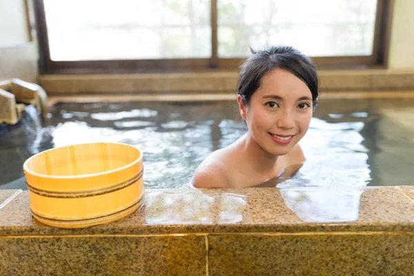 Mulher tomando banho no japonês onsen — Fotografia de Stock