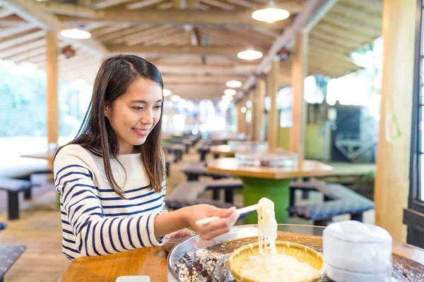 Vrouw met noedels in Japans restaurant — Stockfoto