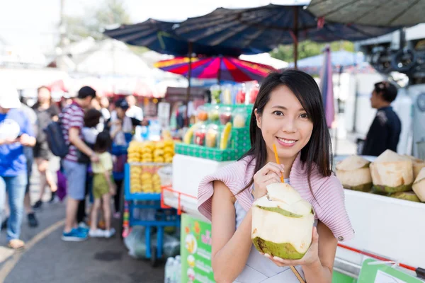 Жінка насолоджується кокосовим соком — стокове фото