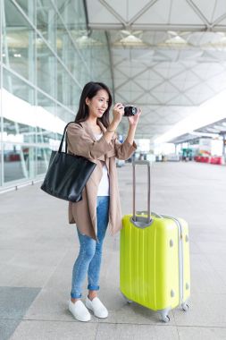 Kadın alarak fotoğraf Havaalanı'nda