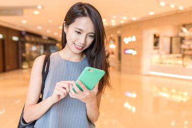 Cep telefonu kullanan kadın