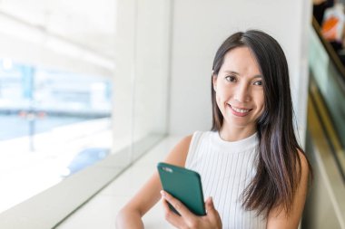 Cep telefonu kullanan kadın