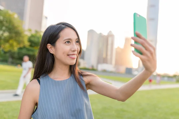 Žena s selfie mobilní telefon — Stock fotografie