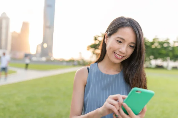 Mulher usando smartphone — Fotografia de Stock