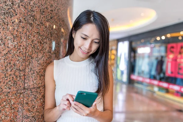 Cep telefonu kullanan kadın