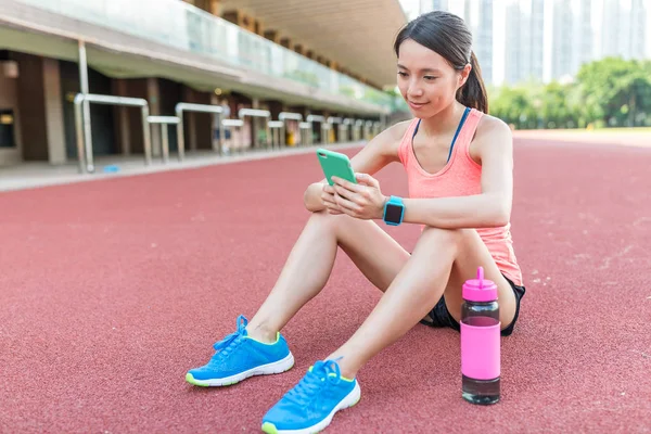 Cep telefonu kullanan kadın 