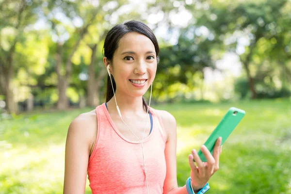 Donna ascoltare musica al parco — Foto Stock