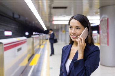 iş kadını cep telefonunuzun konuşma