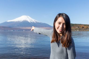 Fuji Dağı seyahat eden kadın 