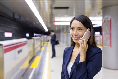 iş kadını cep telefonunuzun konuşma