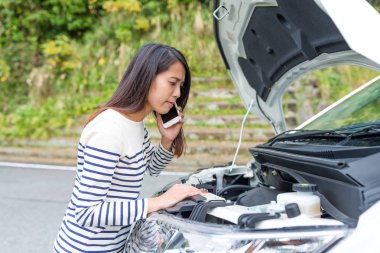 Kadın arama kırık araba ile ilgili yardım
