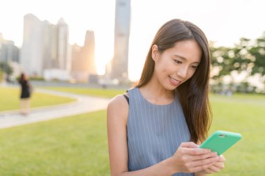 Cep telefonu kullanan kadın