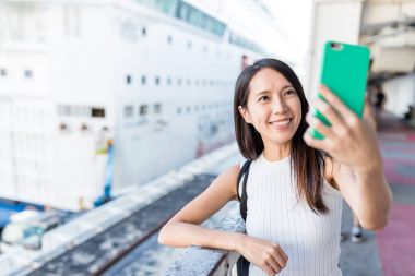 Selife tarafından cep telefonu alarak kadın