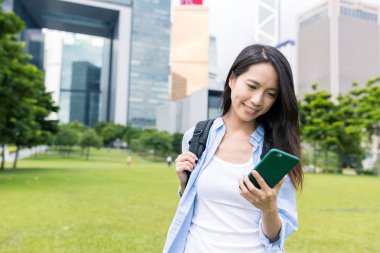 Cep telefonu kullanan kadın