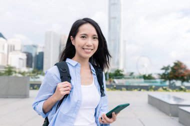 Cep telefonu kullanan kadın 