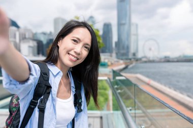Selfie çekmek için kamera tutan kadın 