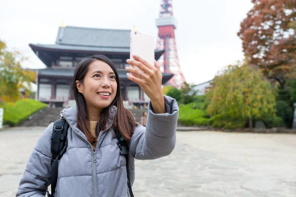Una mujer viaja a Tokio y se toma selfie —  Fotos de Stock