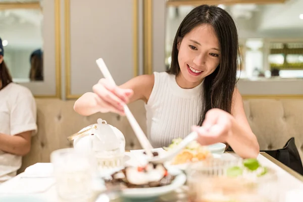 Femme dînant dans un restaurant chinois — Photo