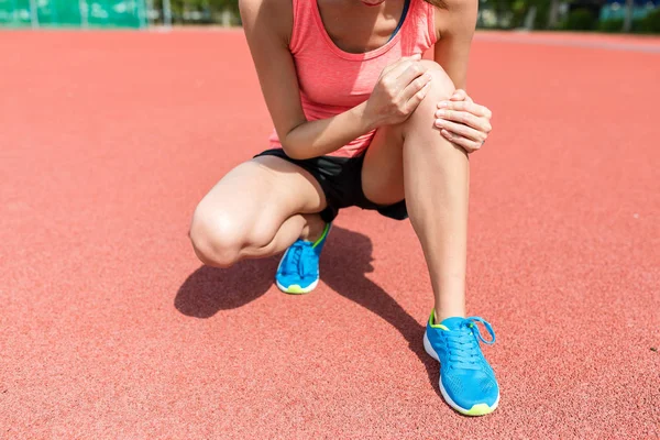 Mujer sintiendo dolor en la rodilla — Foto de Stock