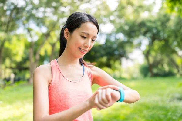 女人在公园中使用 smartwatch — 图库照片