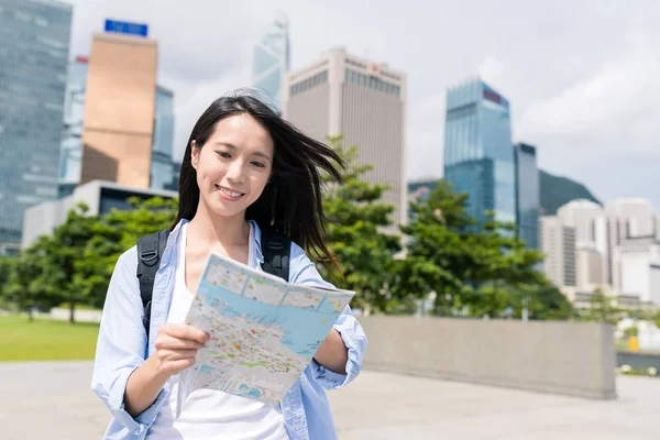 Frau benutzt Karte in Hongkong — Stockfoto