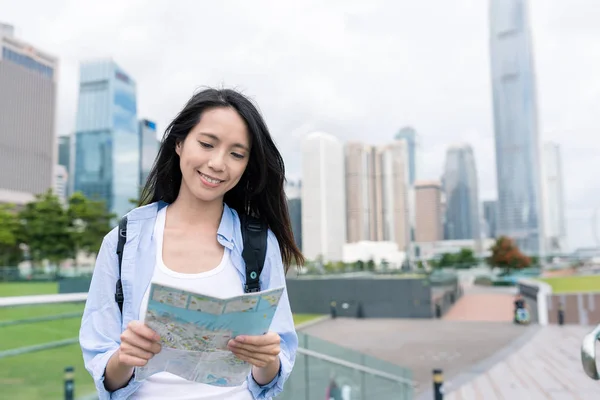 Mujer usando el mapa de la ciudad en Hong Kong —  Fotos de Stock