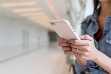 Cep telefonu kullanan kadın