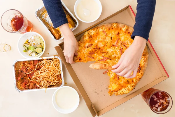 Blick von oben auf Pizza in Scheiben geschnitten — Stockfoto