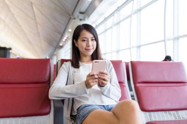 Akıllı telefon kullanan kadın