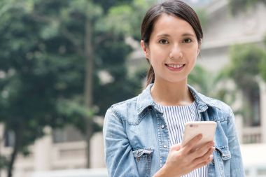 Cep telefonu kullanan genç kadın.