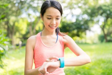 Smartwatch kullanan spor kadın