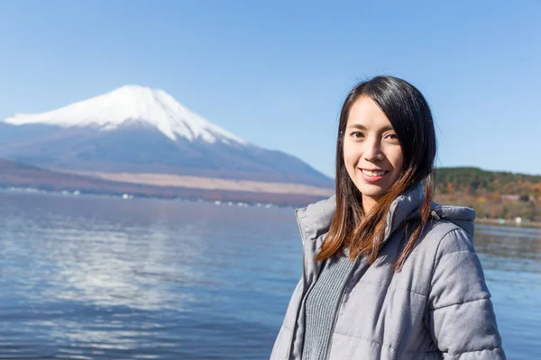Donna che viaggia vicino al monte Fuji — Foto Stock