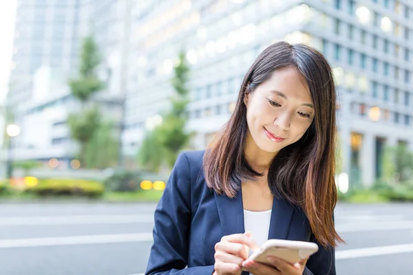 Бізнес-леді за допомогою мобільного телефону на вулиці в Токіо — стокове фото