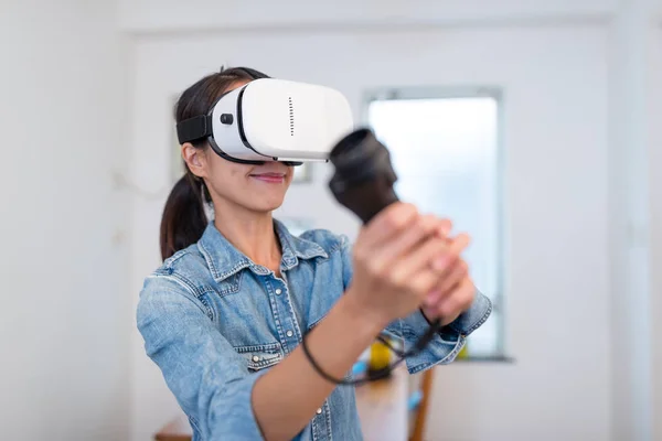 Perempuan bermain dengan perangkat VR — Stok Foto