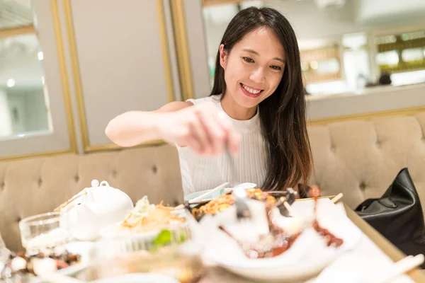 중국 식당에서 저녁 식사 하는 여자 — 스톡 사진