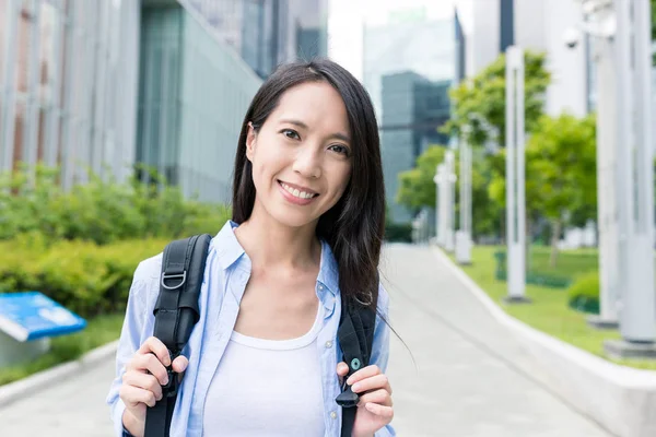 Mulher com mochileiro em Hong Kong — Fotografia de Stock