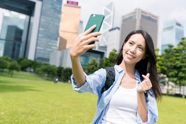 Vrouw die selfie met Koreaanse liefde gebaar — Stockfoto