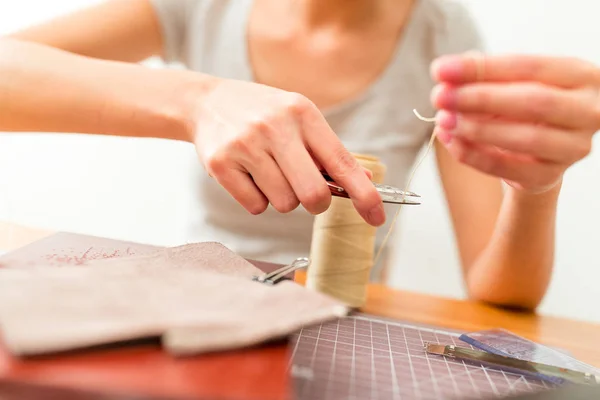 Artigianato in pelle fatto a mano a casa — Foto Stock