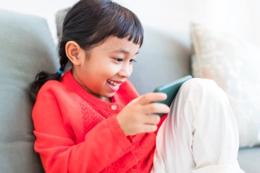 evde cep telefonuyla kız