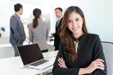 İşkadını içinde bir toplantı salonu