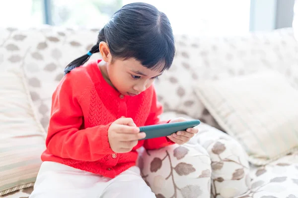 Little girl using cellphone — Stock Photo, Image