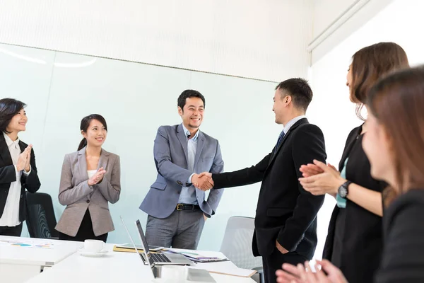 Geschäftsleute treffen sich im Büro — Stockfoto