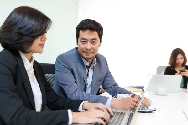 Les gens d'affaires travaillant dans le bureau — Photo