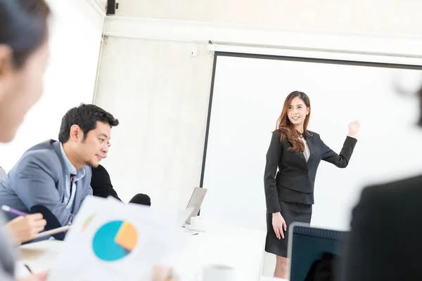 Empresária fazer uma apresentação na sala de reuniões — Fotografia de Stock