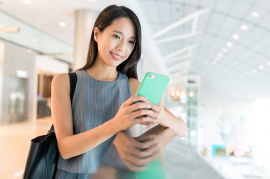 Cep telefonu kullanan kadın