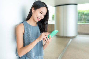 Cep telefonunuzun çalışan kadın