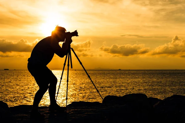 Silueta del hombre tomando fotos con trípode — Foto de Stock