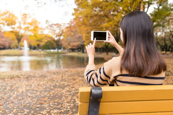 Kvinnan tar foto i parken — Stockfoto