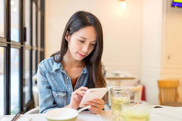 Žena používající mobilní telefon — Stock fotografie